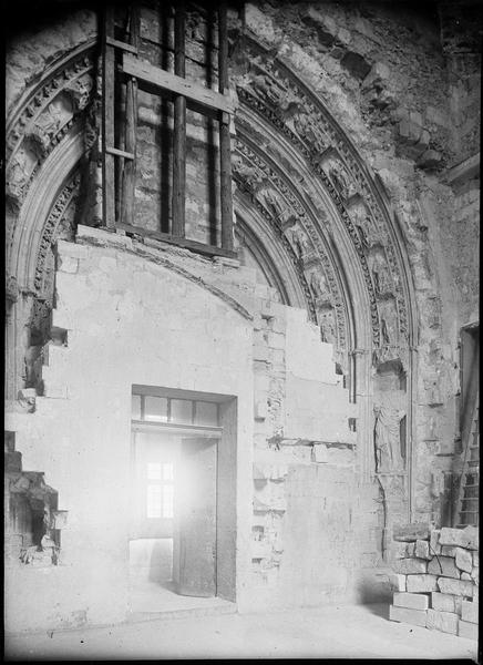 Portail à tympan sculpté de la Grande chapelle en ruines