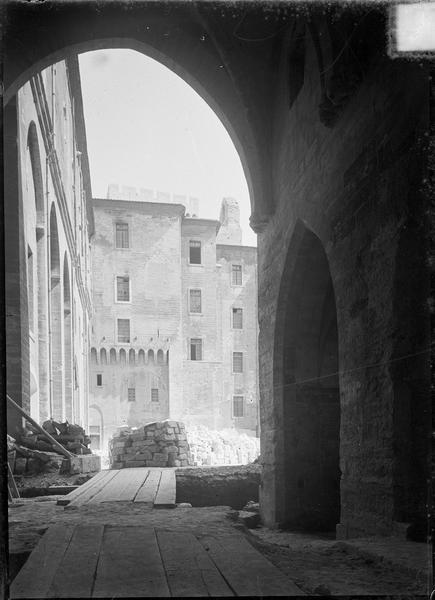 Passage menant à la cour d'honneur