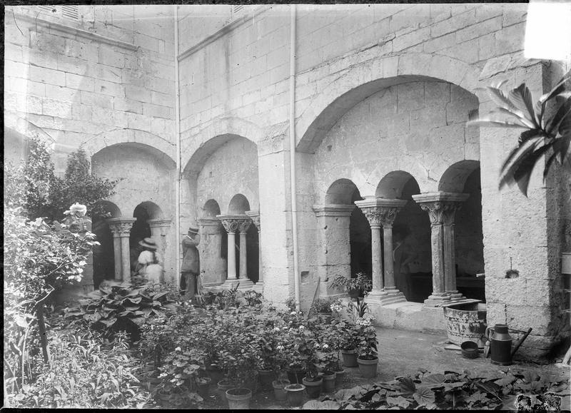 Galerie du cloître depuis le jardin