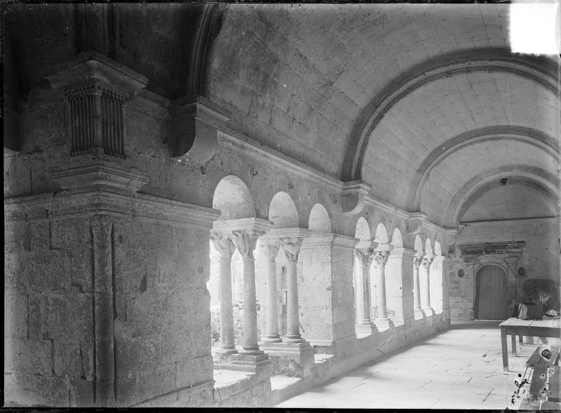 Intérieur : galerie du cloître