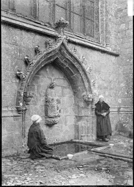 Chevet avec fontaine de la Vierge ou de Salaun