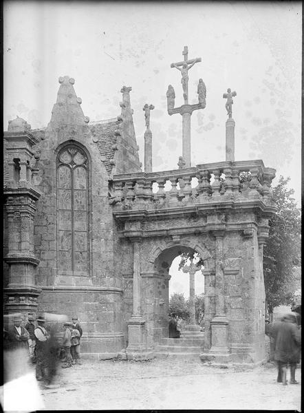 Arc de Triomphe et calvaire à l'entrée du cimetière