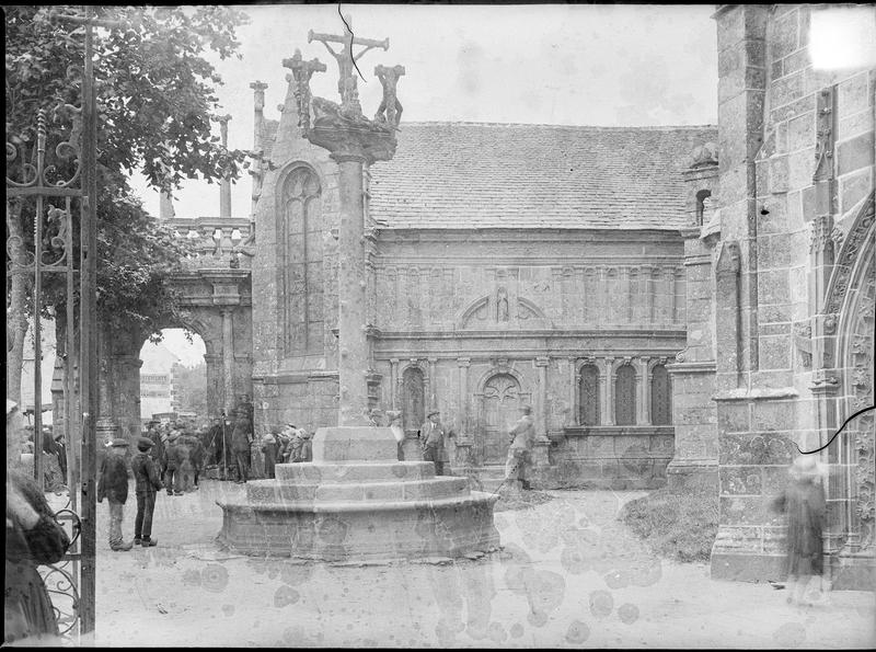 Calvaire et arc de triomphe, façade de l'église