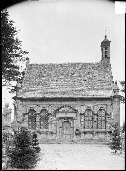 Façade de la chapelle avec cariatides