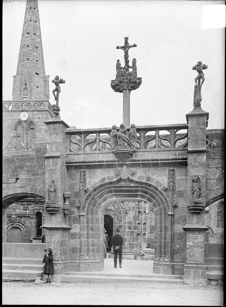 Ensemble sud, porte d'entrée surmontée du Christ et de la descente de croix