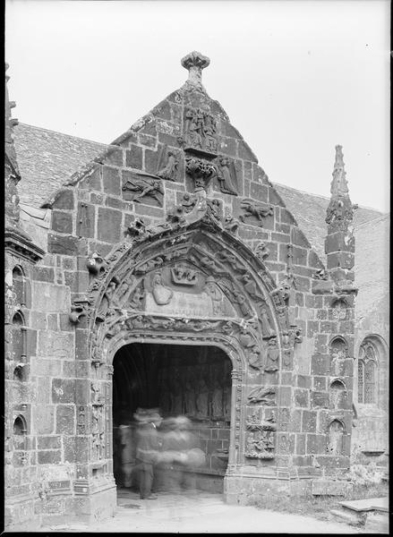 Porche sud avec tympan sculpté de La Nativité