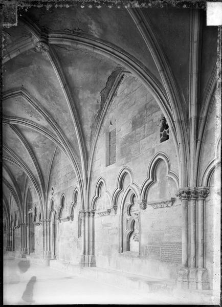 Intérieur : galerie du cloître