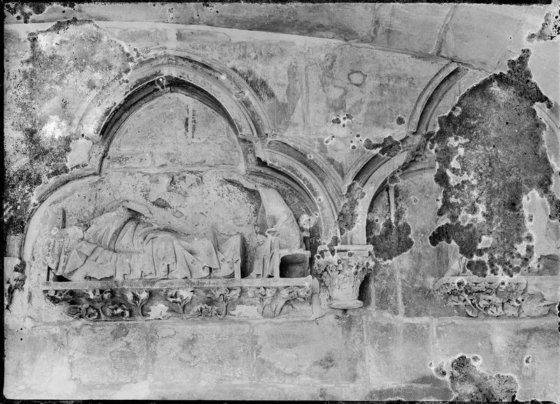 Intérieur : galerie du cloître, arcatures trilobées avec bas-reliefs