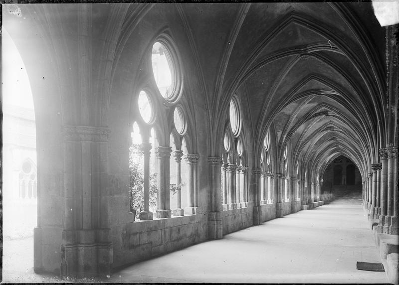 Intérieur : galerie du cloître