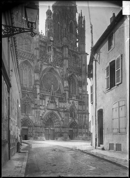 Façade ouest depuis une rue