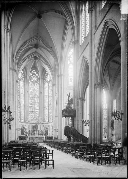 Intérieur : nef avec chaire à prêcher vers le choeur