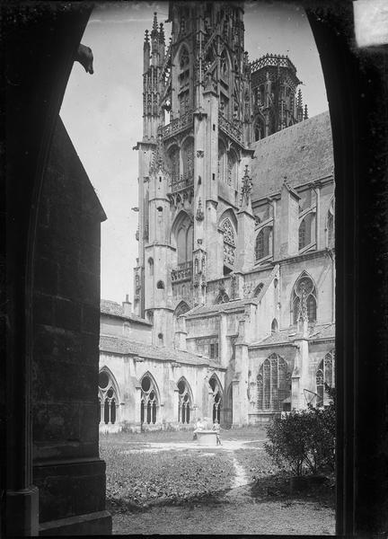 Partie du cloître et tour sud de la cathédrale