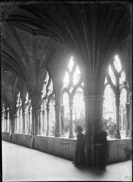 Intérieur : galerie du cloître