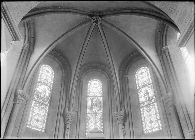 Intérieur : vitraux et voûtes du choeur