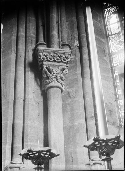 Intérieur : détail d'une colonne à chapiteau sculpté dans la chapelle du transept