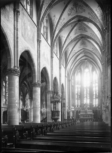 Intérieur : nef avec chaire à prêcher vers le choeur