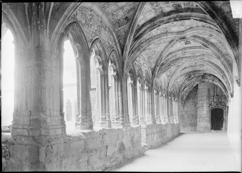 Intérieur : galerie du cloître