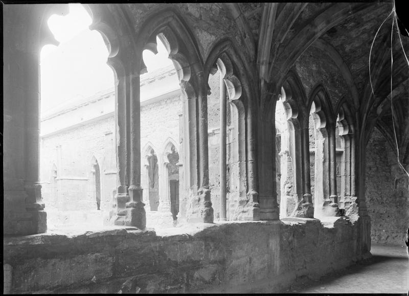 Intérieur : galerie du cloître