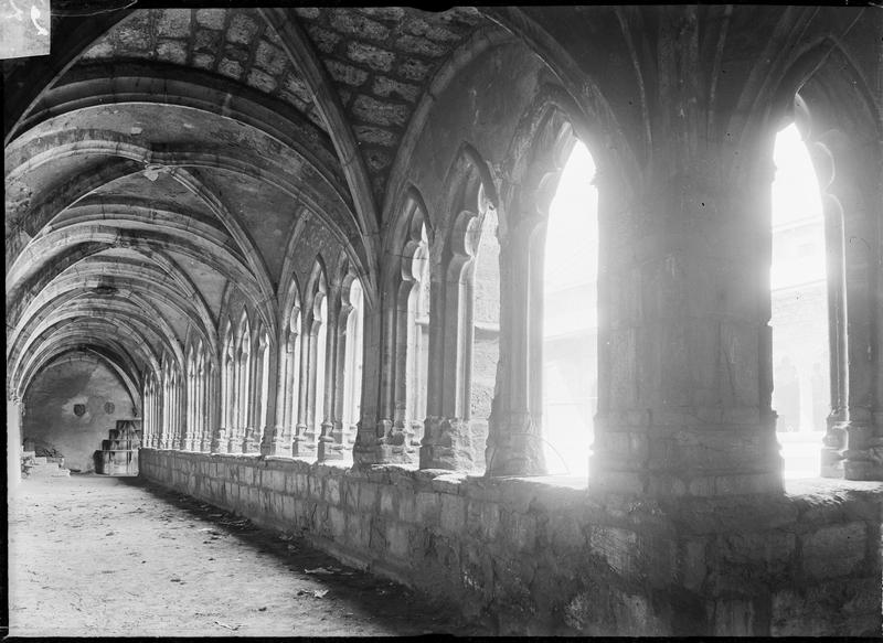 Intérieur : galerie du cloître