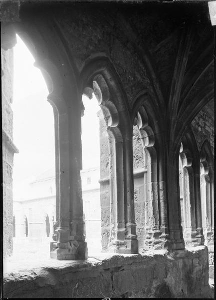 Intérieur : galerie du cloître