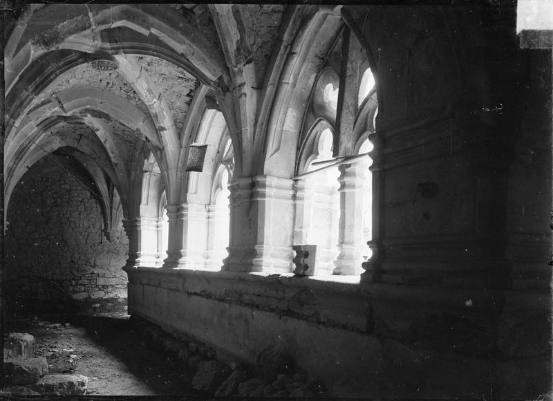 Intérieur : galerie du cloître