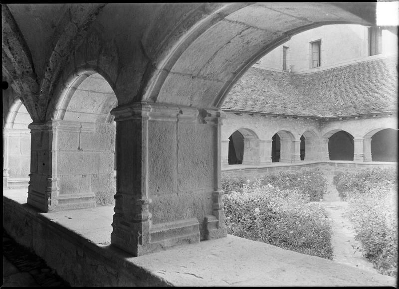 Intérieur : jardin depuis la galerie du cloître