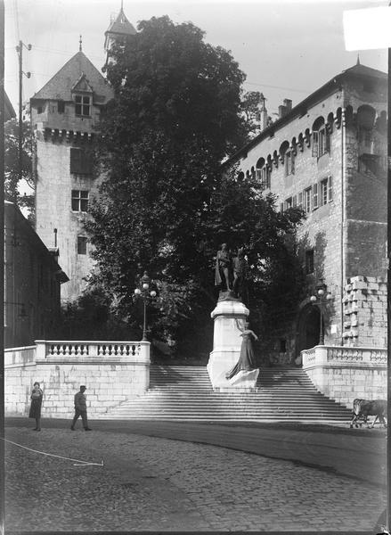 Au pied du château, escalier de pierre surmonté du monument dédié à Joseph et Xavier de Maistre