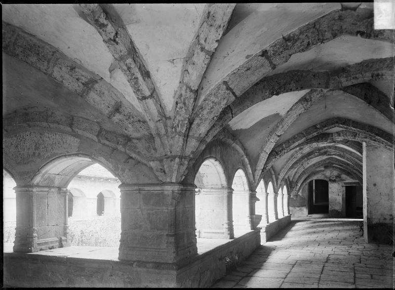 Intérieur : galerie du cloître