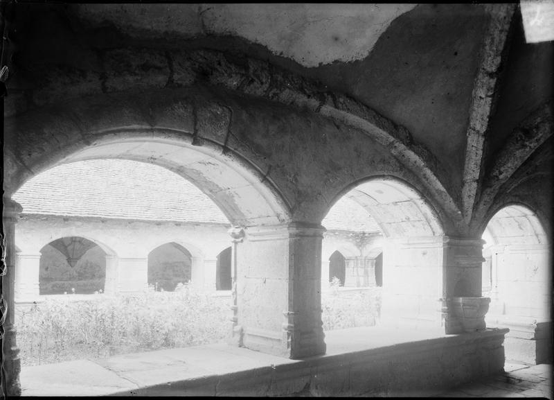 Intérieur : galerie du cloître