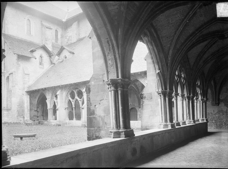 Intérieur : galerie du cloître