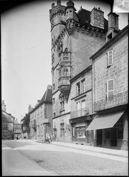 Façade ouest sur rue avec échauguette