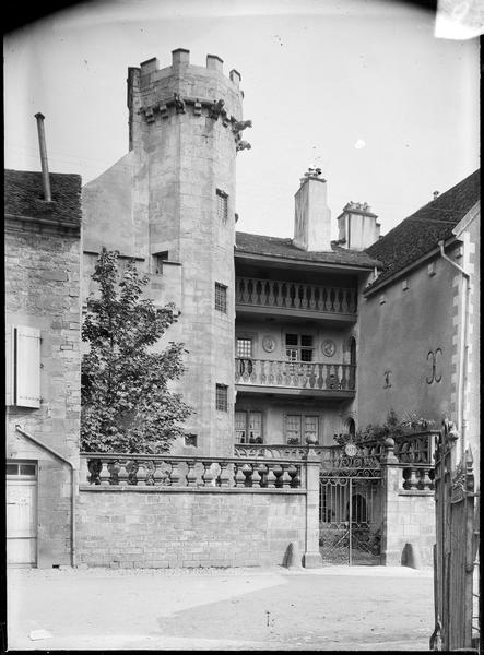 Façade ouest avec tour d'escalier