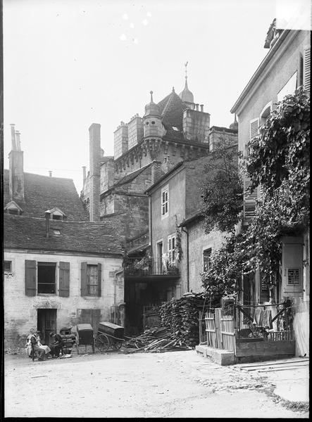 Toit et façade arrière depuis la rue