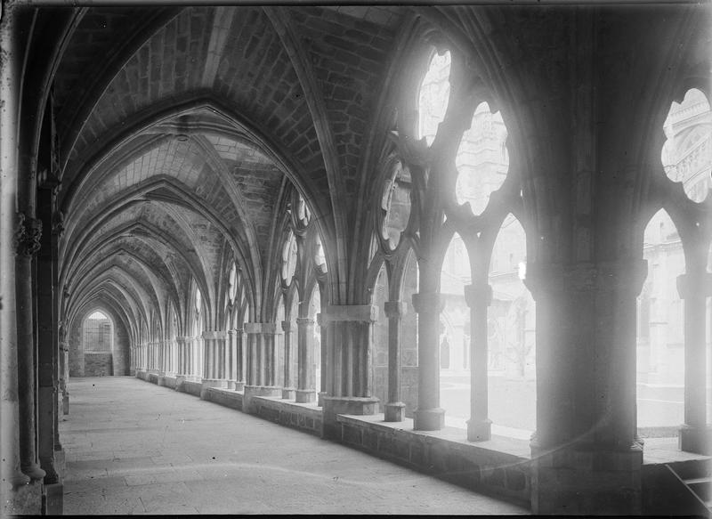 Intérieur : galerie du cloître