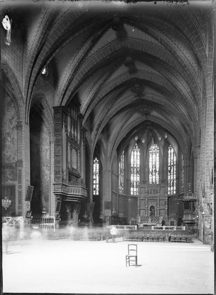 Intérieur : nef vers le choeur, avec orgue, chaire à prêcher et retable du maître-autel