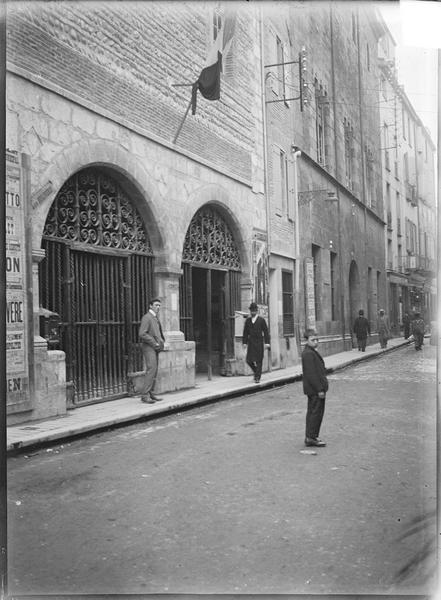 Grilles en fer forgé de la façade sur rue