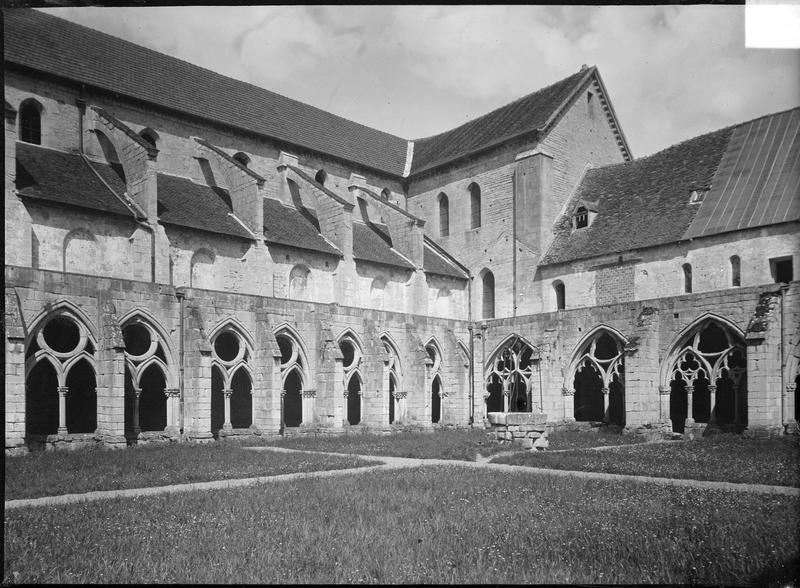 Façade latérale de l'église et galerie du cloître depuis le jardin