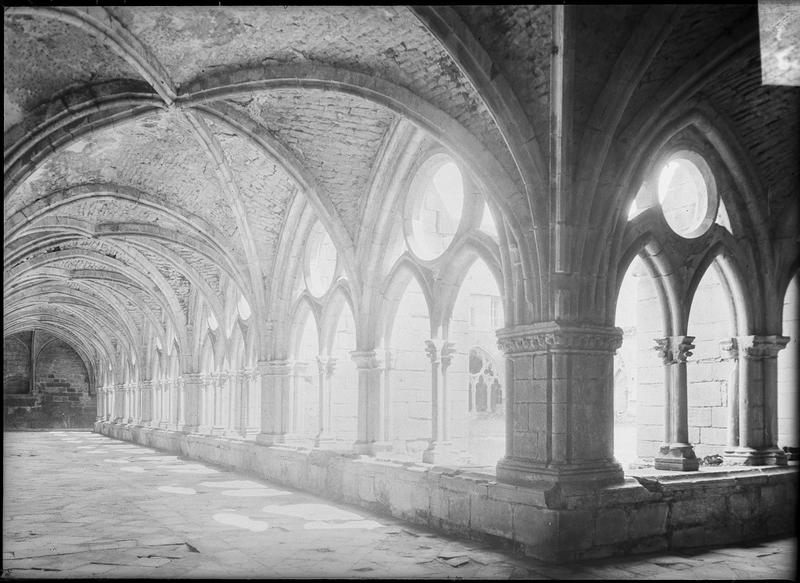 Intérieur : galerie du cloître