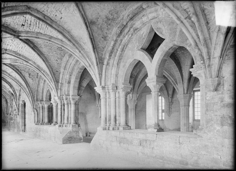 Intérieur : galerie est du cloître donnant sur la salle capitulaire