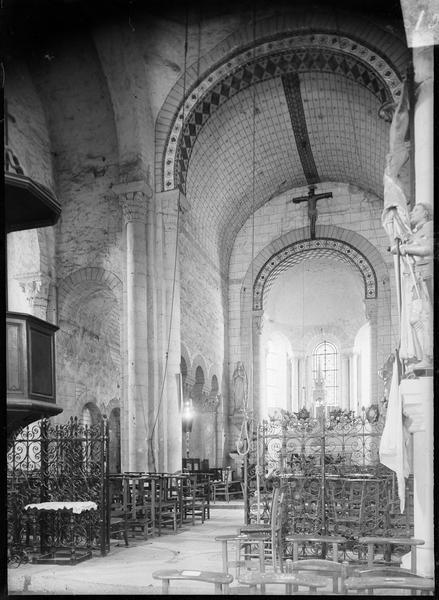 Intérieur : choeur depuis la nef