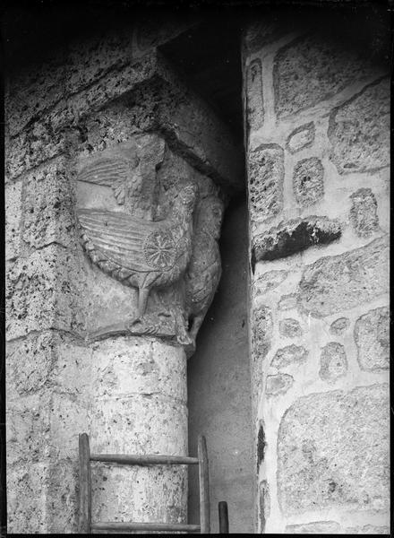 Façade nord, arc bouché entre le choeur et la chapelle du bas coté : chapiteau représentant deux coqs à têtes humaines