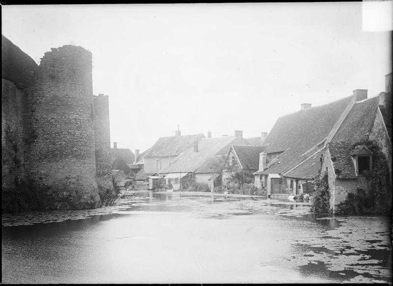 Enceinte entourée d'eau et maisons alentours