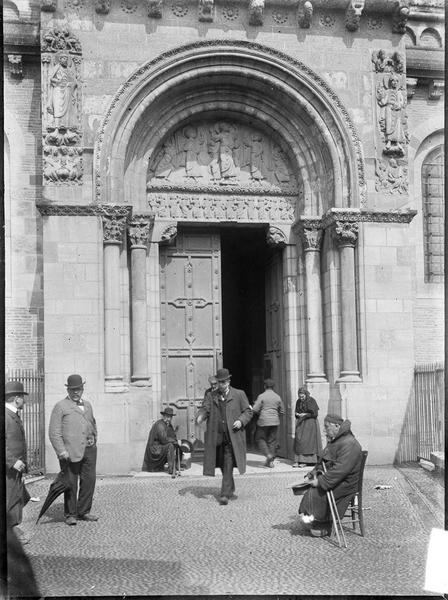 Façade latérale sud, la porte Miègeville avec tympan représentant l'Ascension