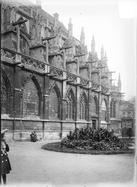 Façade latérale avec pinacles et fenestrage