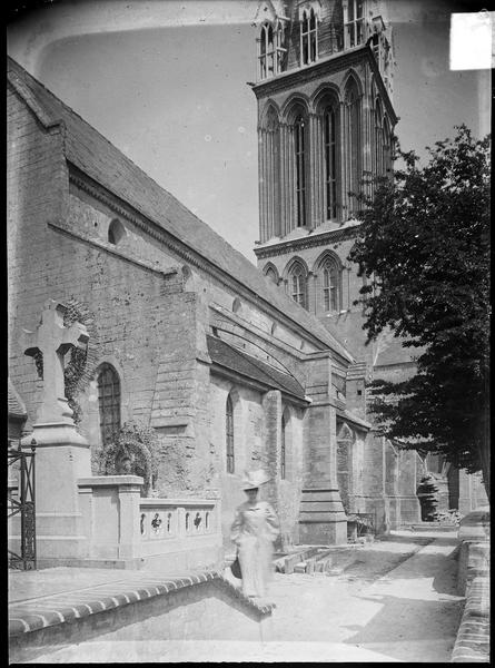 Ensemble sud-ouest avec partie basse de la tour-lanterne et cimetière au premier plan