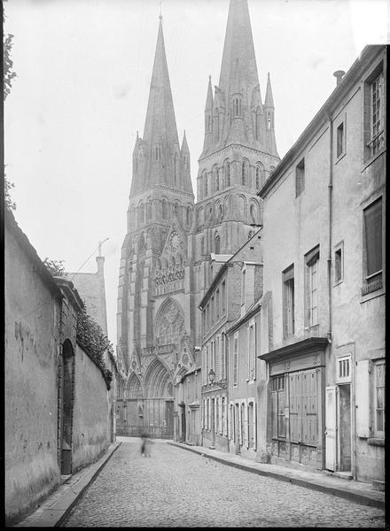 Façade ouest depuis une rue