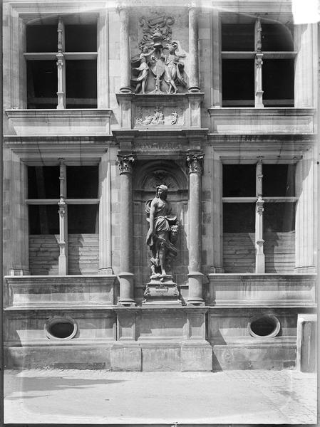 Cour d'honneur : trumeau avec la statue de Judith surmontée d'un bas-relief ornemental