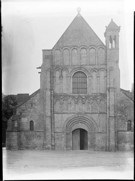 Façade ouest avec portail d'entrée surmonté d'un tympan et d'arcatures