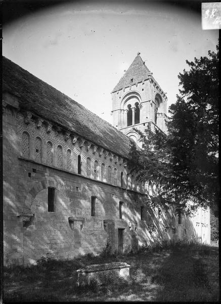 Ensemble sud-ouest avec clocher