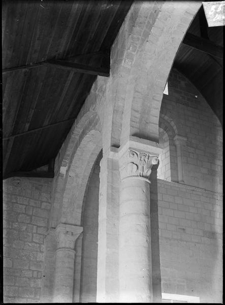 Intérieur : grandes arcades de la nef